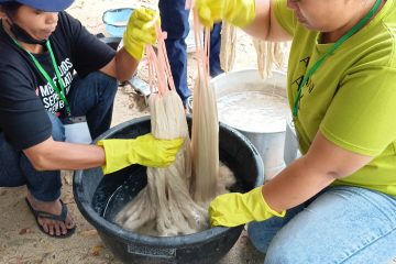 Pelatihan zat warna alam bagi IKM ulos di Toba Sumatera Utara